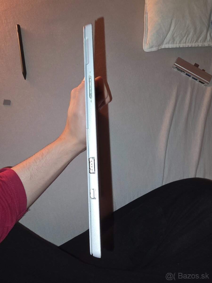 Microsoft Surface Pro (tablet 2 v 1 – i5-7300U, 8 GB RAM, 25 - 11