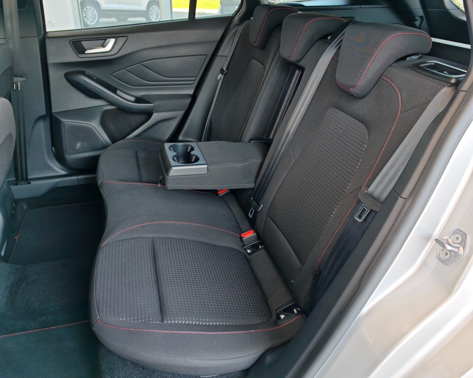 Ford Focus Kombi 1.5 TDCi EcoBlue ST-Line A/T//AJ NA SPLÁTKY - 11