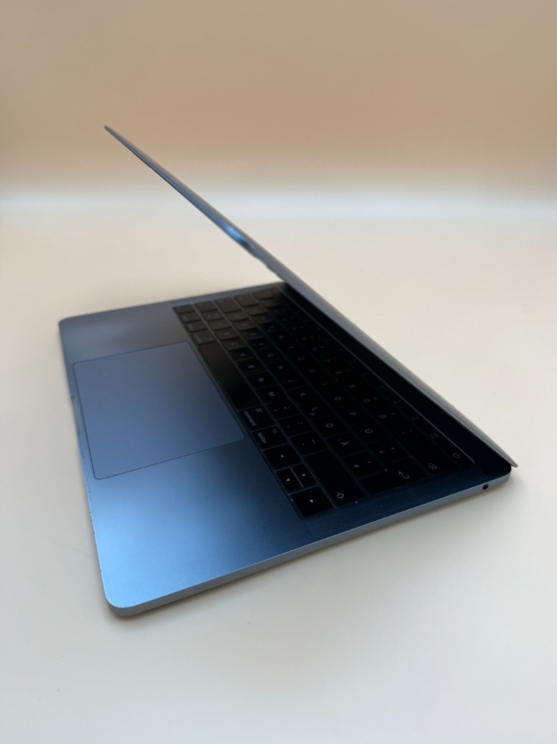 MacBook Pro 13 2017 i5 / 8GB RAM / 256GB SSD - 11