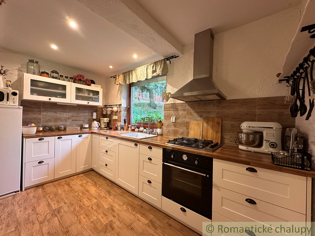 Samota v lese priamo v obci Semerovo Unikátny domček na k - 11