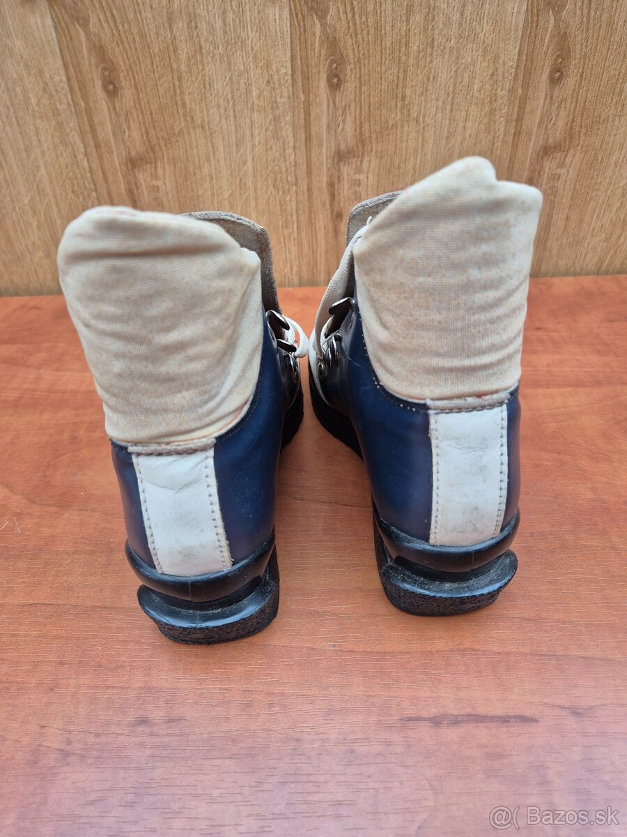 Retro staré lyžiarky - 11