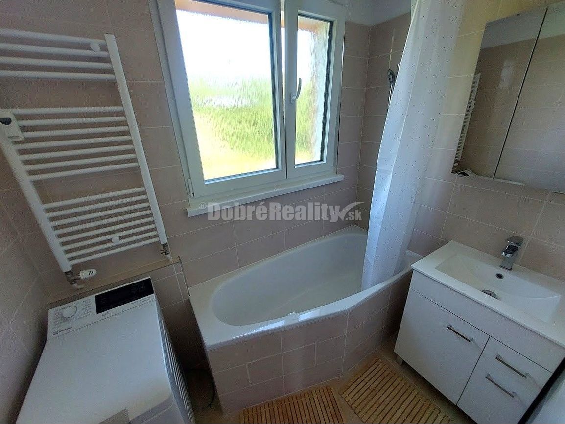 PRENÁJOM: KRÁSNY, VEĽKÝ 3 IZBOVÝ BYT S LOGGIOU, THK - 11