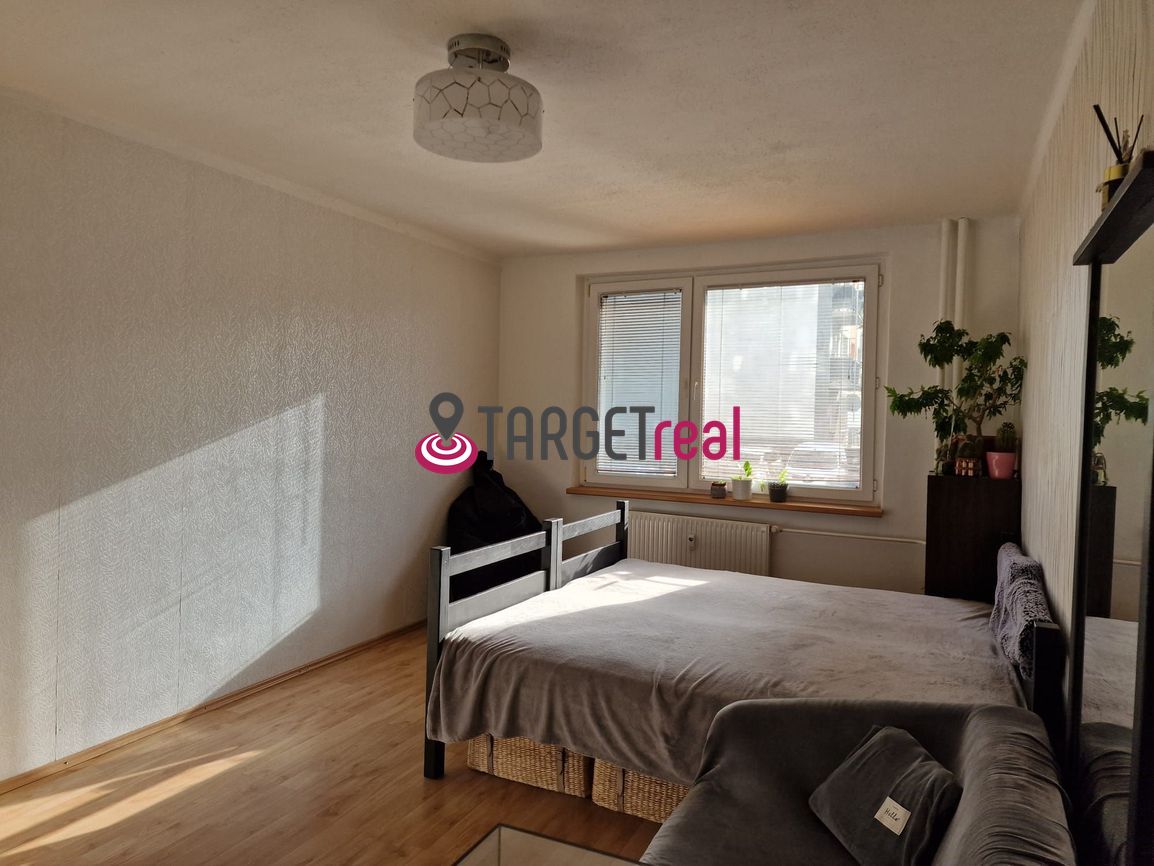 Na predaj veľký kompletne zariadený 3-izbový byt v centre Pi - 11