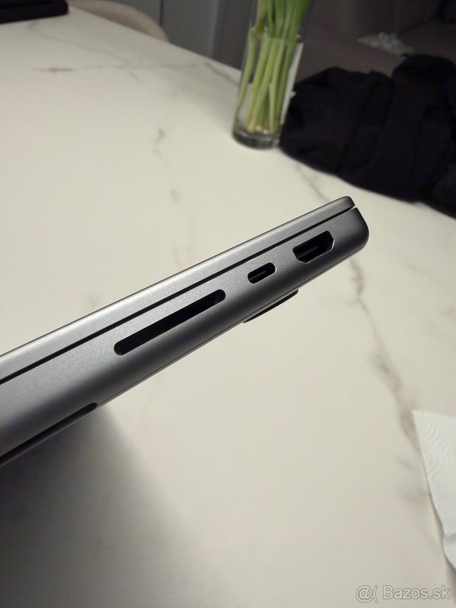 MacBook Pro 14” (2021) M1, 16 GB + obal - 11