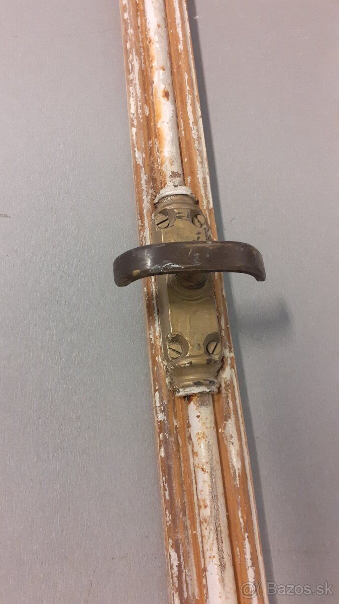 Staré mosadzné okenné kľučky a okenné rámy - 11