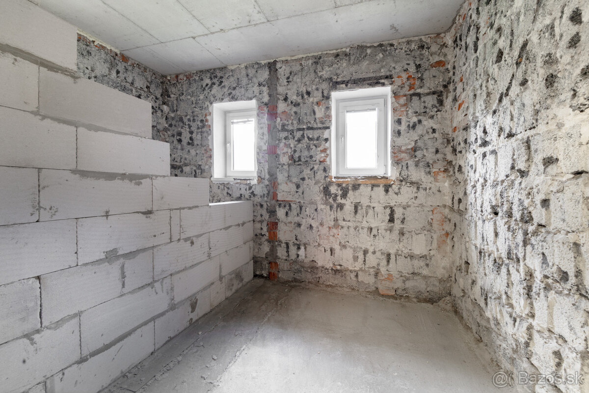 Rozostavaný dom na dokončenie podľa seba s veľkým pozemkom - 11