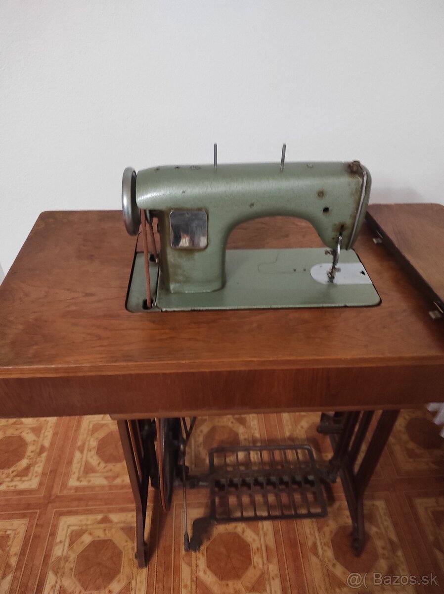 Predám šijací stroj zn.Minerva - 11
