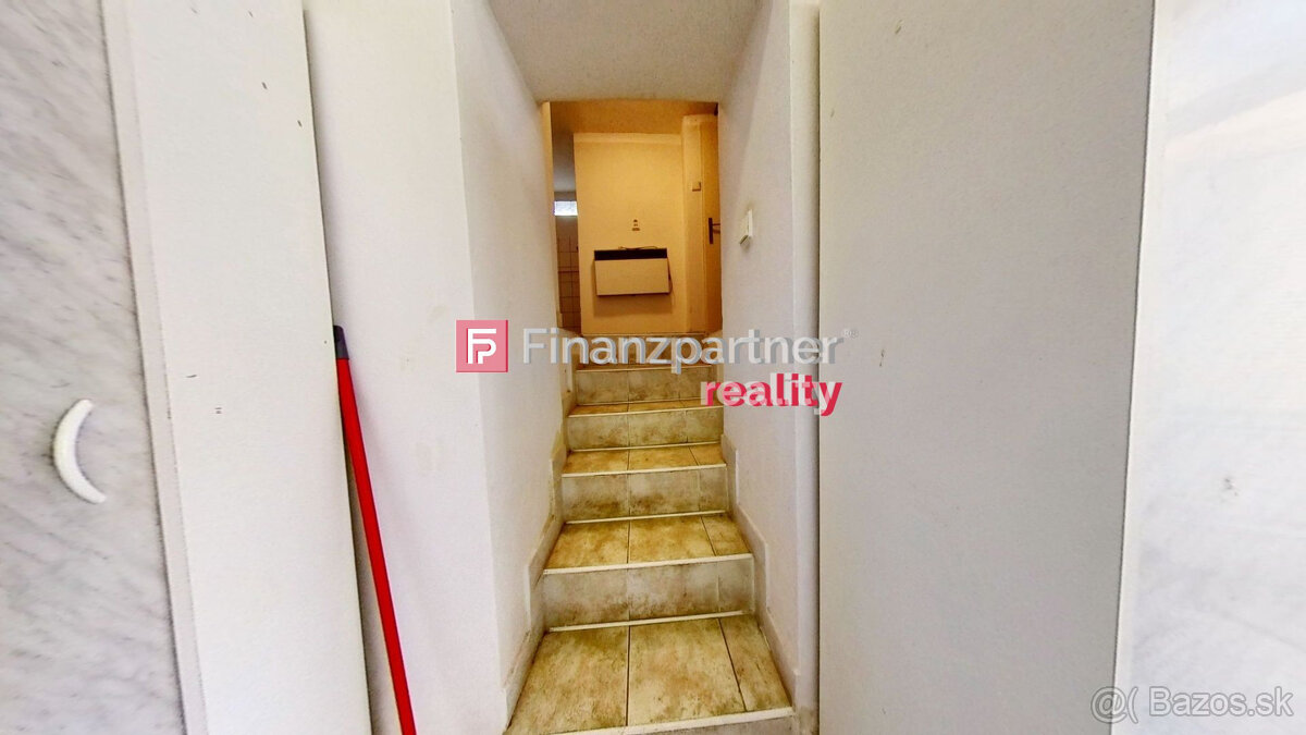 Ponúkame Vám na predaj dva domy na jednom dvore, centrum Lev - 11