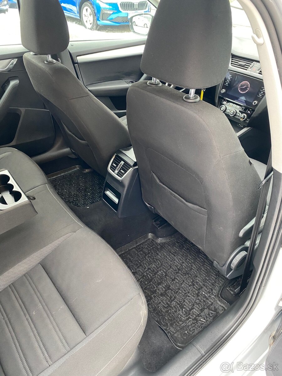 ŠKODA OCTAVIA 1.6 DSG COMBI AMBITION - 11