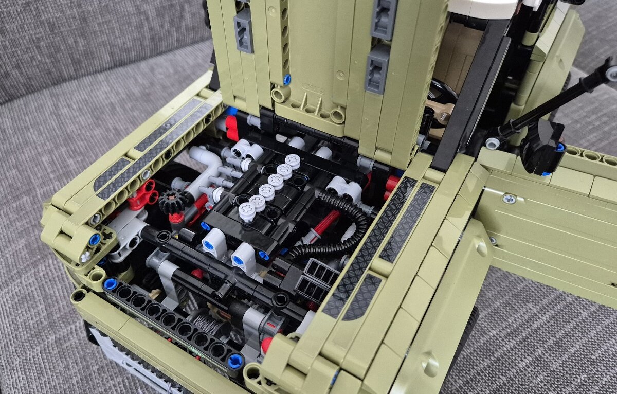 Lego Technic 42110 Land Rover Defender - 11