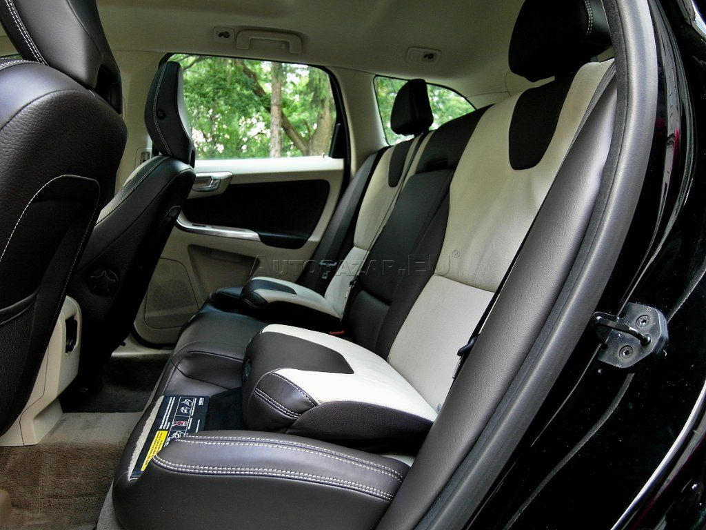 Predám Volvo XC60 2,4 D5 158 kW AWD ( 4x4 ) - 11