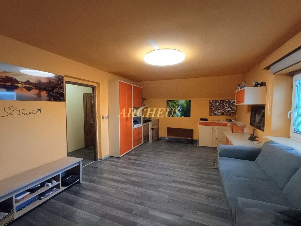 NA PREDAJ VIACGENERAČNÝ RODINNÝ DOM, POZEMOK 584M2, MYJAVA - 11