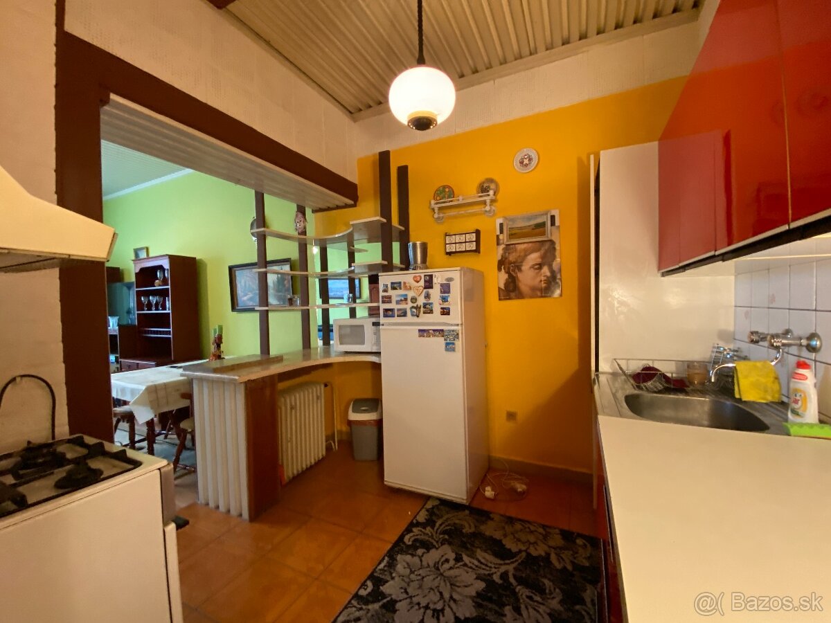 Trojizbový rodinný dom v širšom centre mesta Lučenec - 11