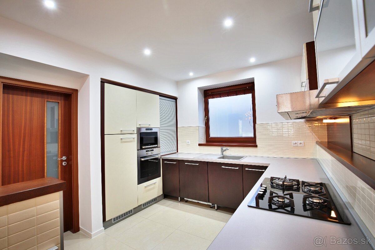 Dvojgeneračný rodinný dom v centre Malinova - 11