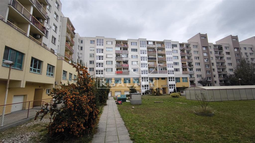 Praktický 2-izbový byt • loggia s výhľadom do... - 11