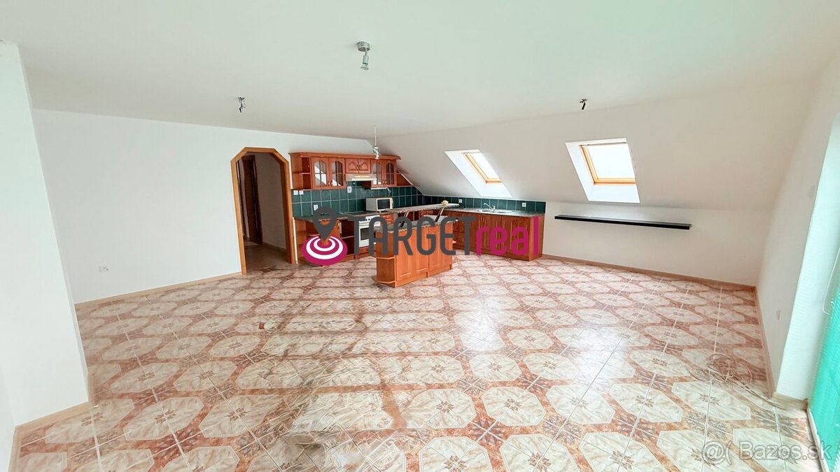 NA PREDAJ – Rodinný dom s veľkým pozemkom a dvomi bytovými j - 11