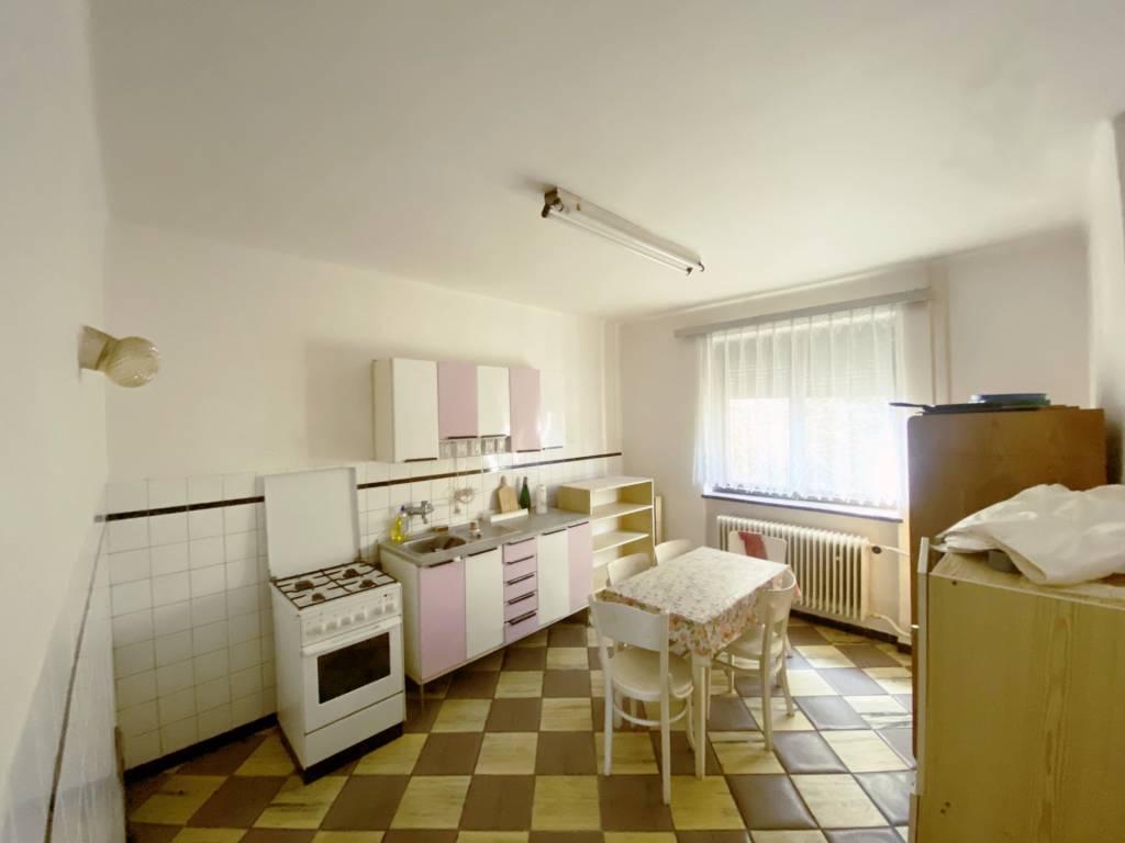 4 izbový poschodový rodinný dom s pozemkom 859 m2 v obci Lok - 11