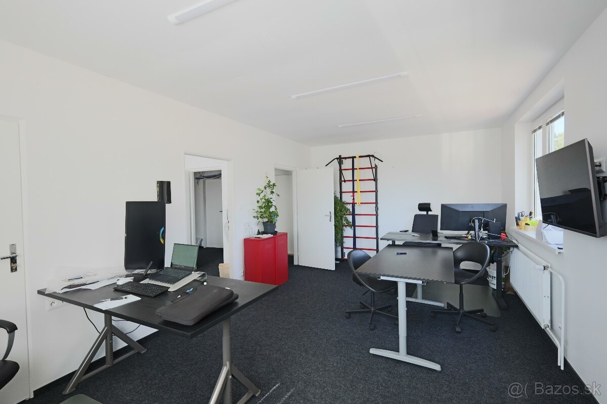 ADMINISTRATÍVNO–SKLADOVA BUDOVA - 11