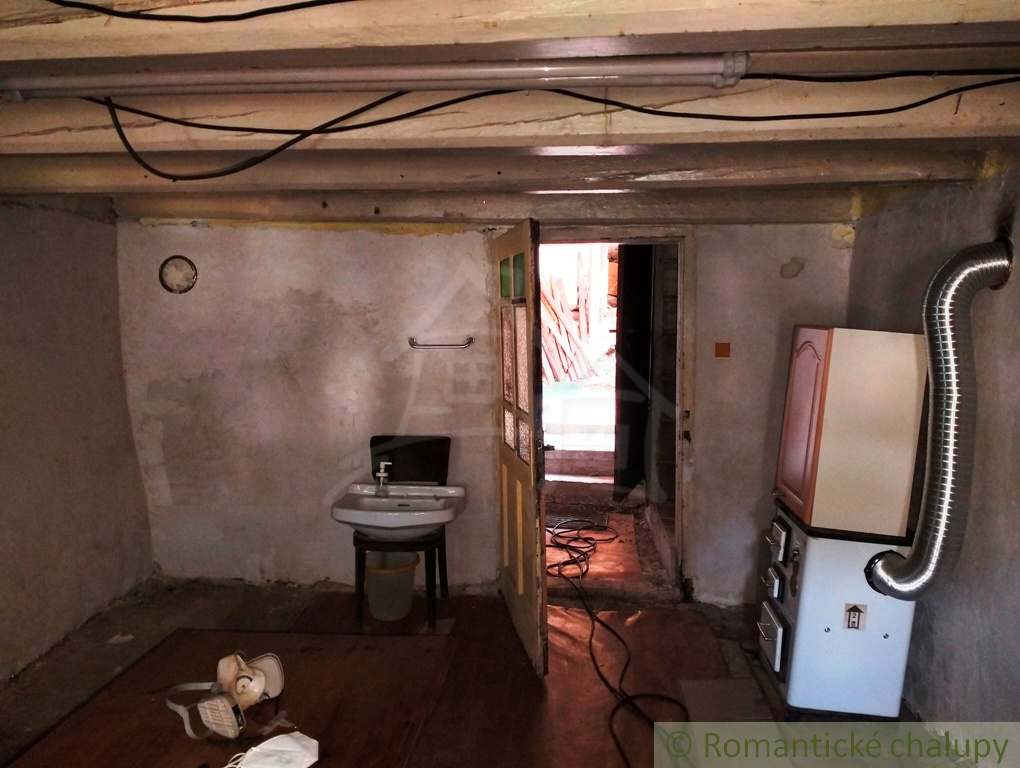 Vidiecka chalupa v pôvodnom stave na kopaniciach obce Lubi - 11