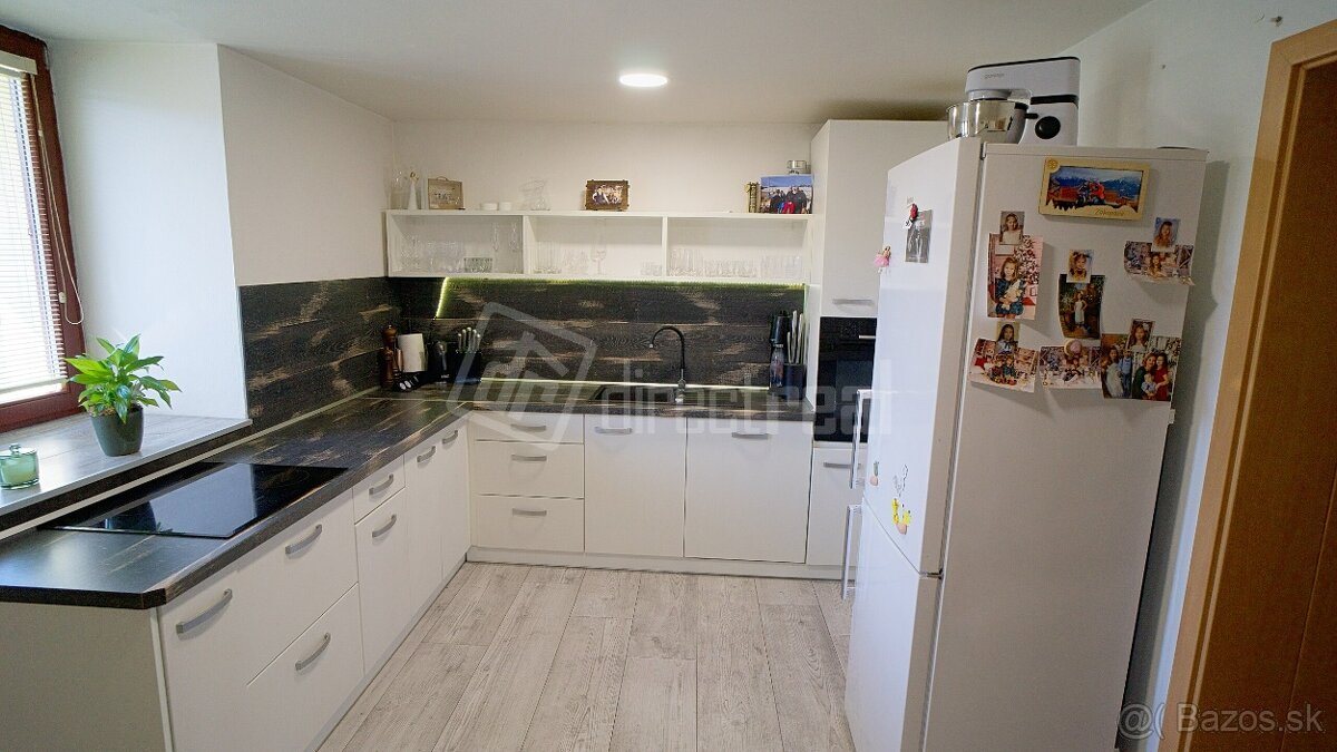 Krásny rodinný dom na Liptove so slnečným pozemkom a potokom - 11