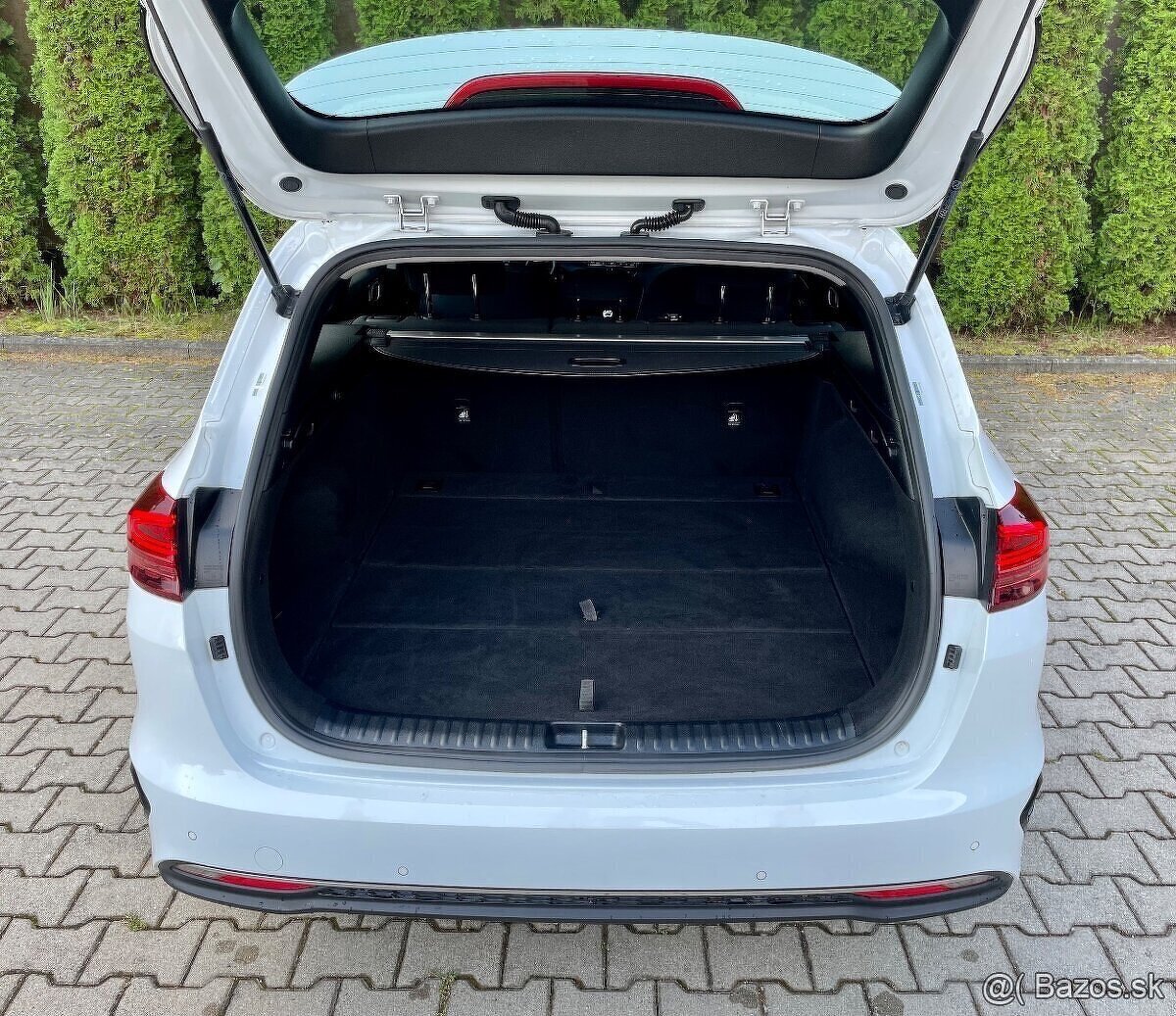 KIA Cee’d Sporty Wagon 1.6 CRDi 136k First Edition - 11