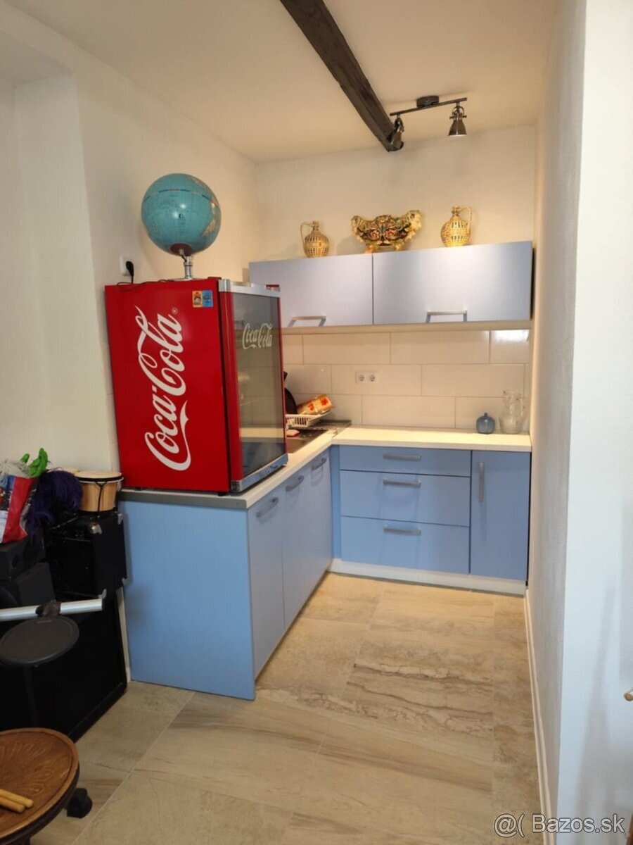 Zrekonštruovaný, zariadený rodinný dom s garážami vo Svodine - 11