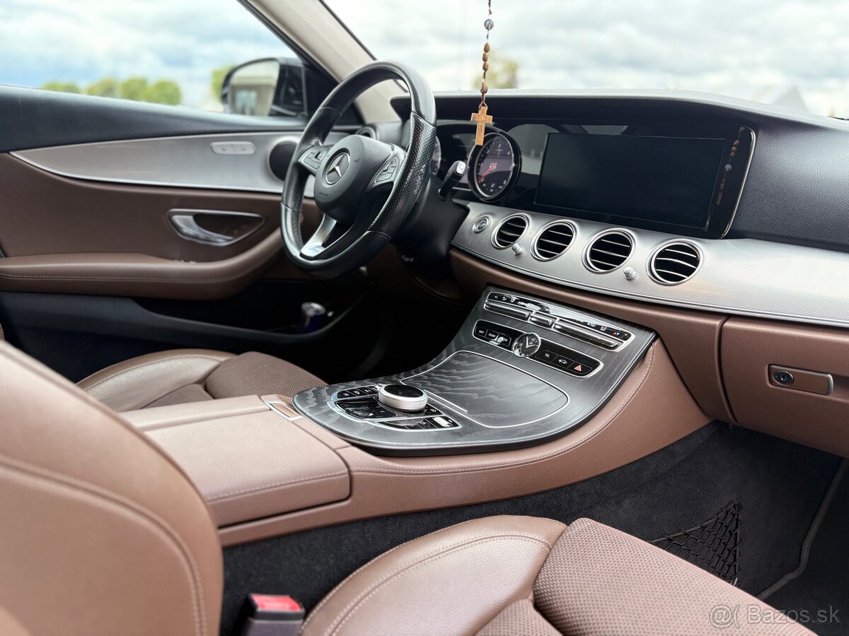 Mercedes-Benz E220d Sedan - 11