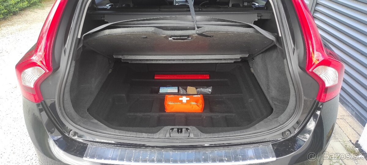 Volvo V60 D4 2.0L Drive-E Base Geartronic 133kW181HP A8 - 11