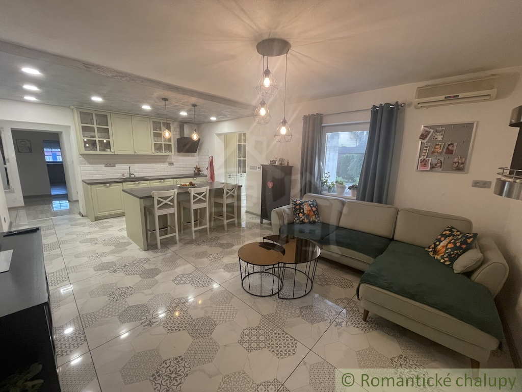 Znížená cena Priestranný rodinný dom vhodný aj na podnika - 11