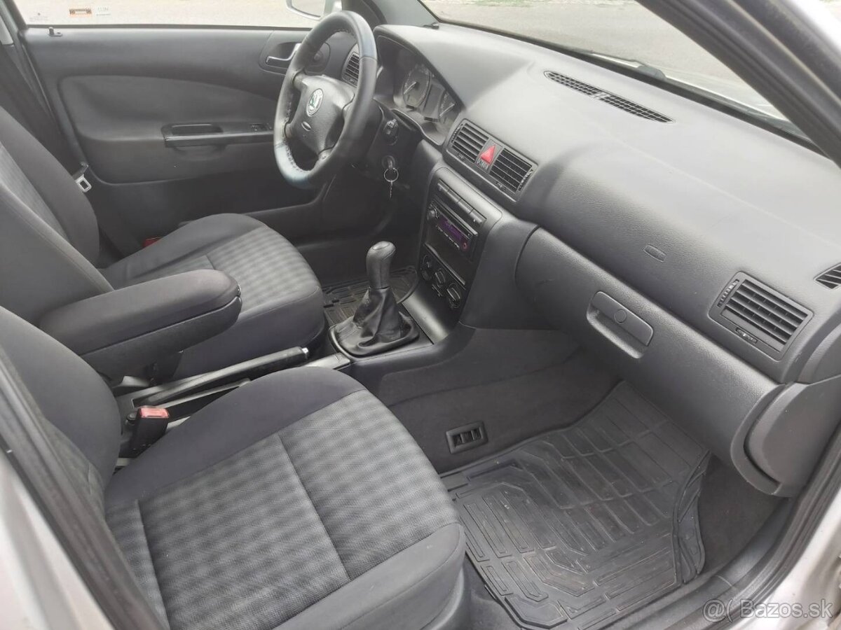 Škoda Octavia 1.6 Ambiente - 11