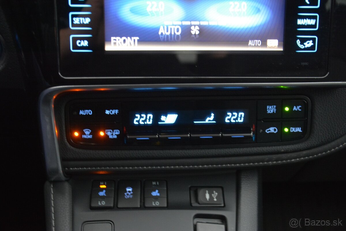 Toyota Auris Touring Sports 1.8 Hybrid, SR voz, TOP Stav, - 11