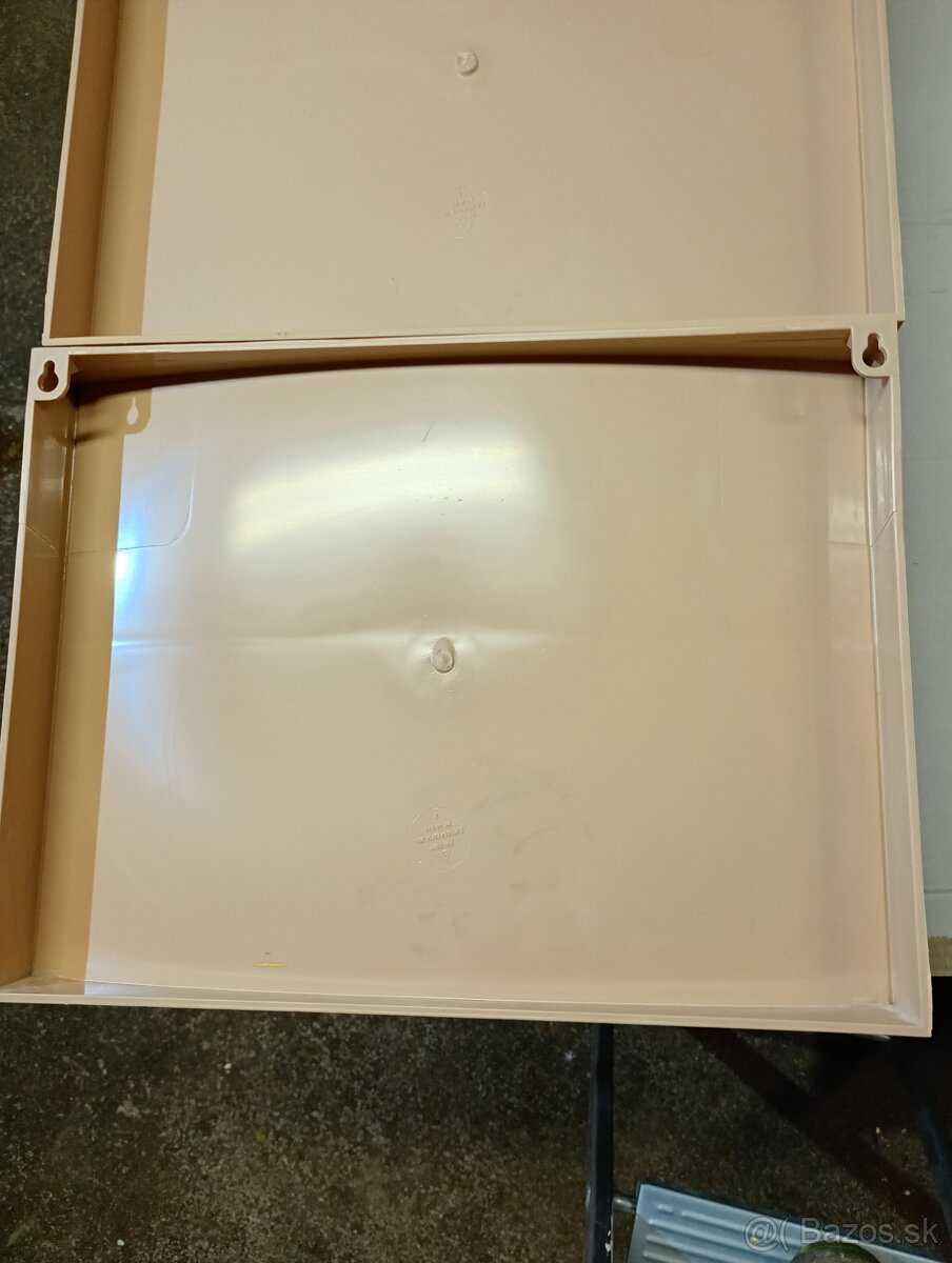 Police do kúpeľne - 11