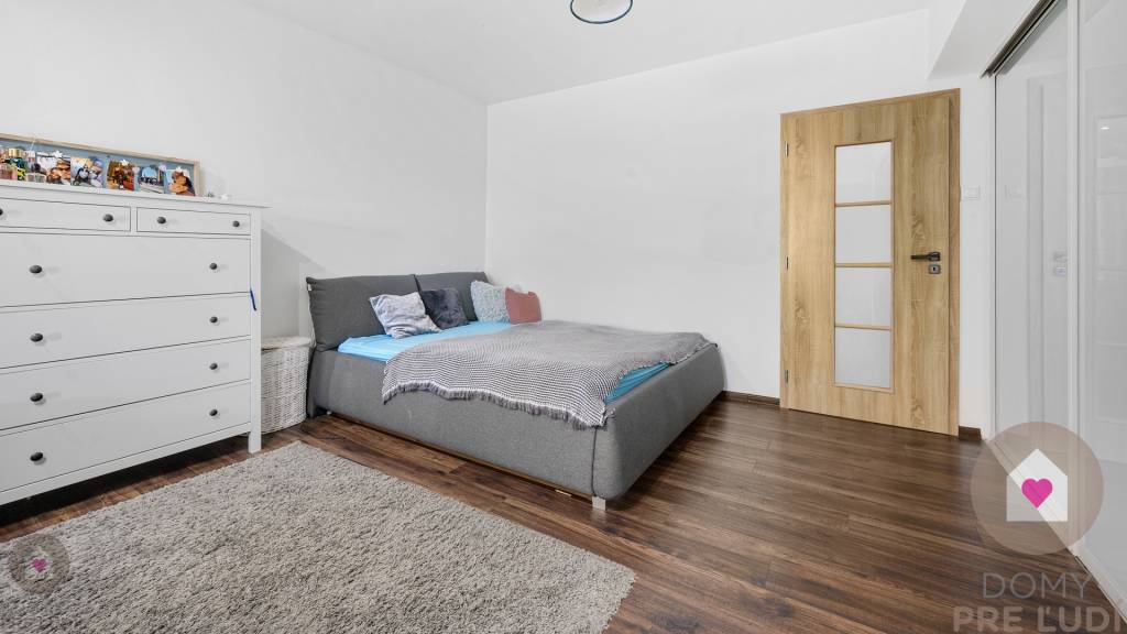 MA/ZOHOR - Rodinný dom s 2 bytovými jednotkami a 3 garážami - 11