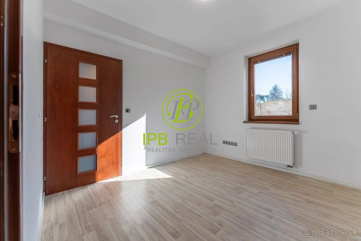 Priestranný rodinný dom s dvojgarážou v Malinove - 11