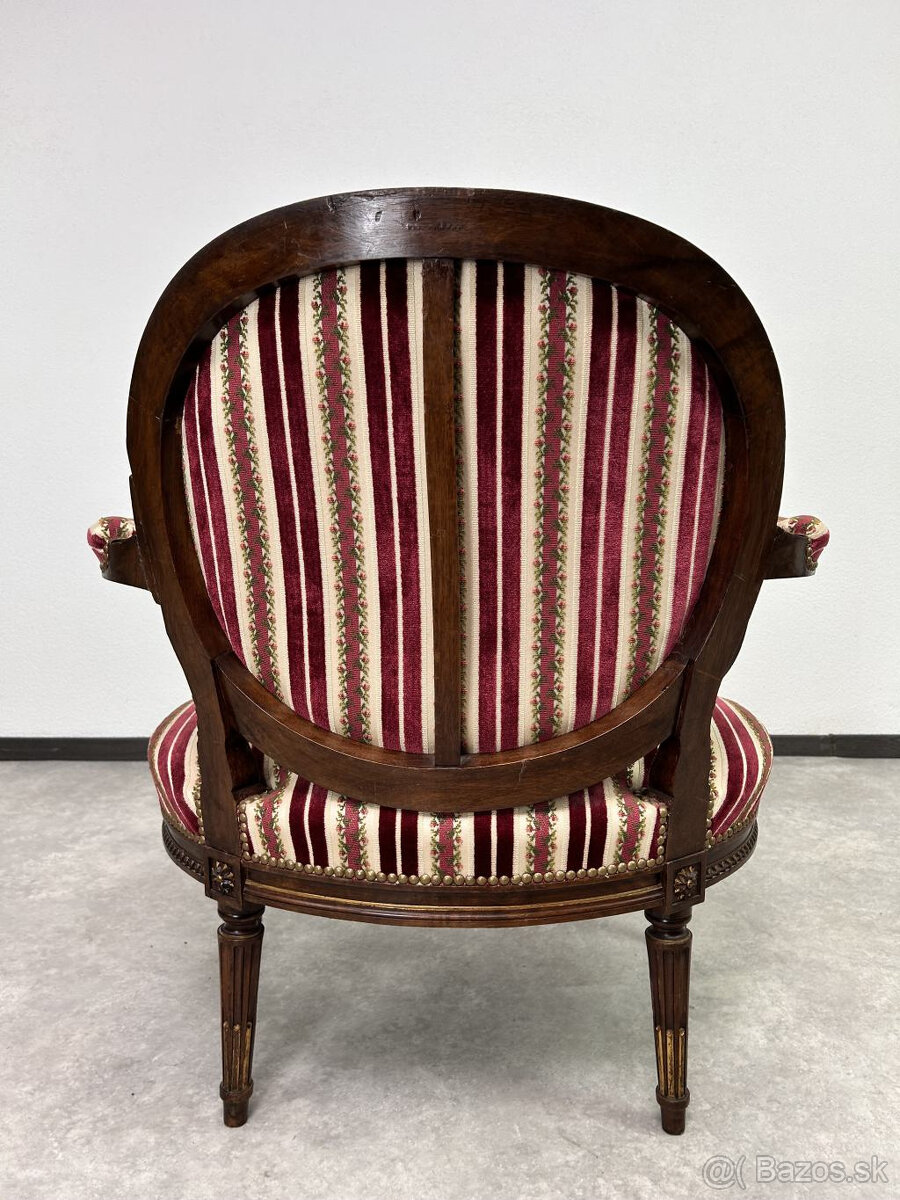 masívne široké kreslo v honosnom klasiciznom štýle - 11