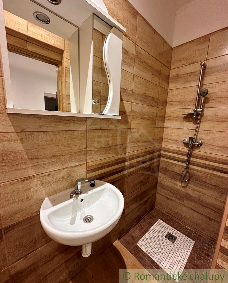 Priestranný rodinný dom v Kolárove – ideálne bývanie aj in - 11