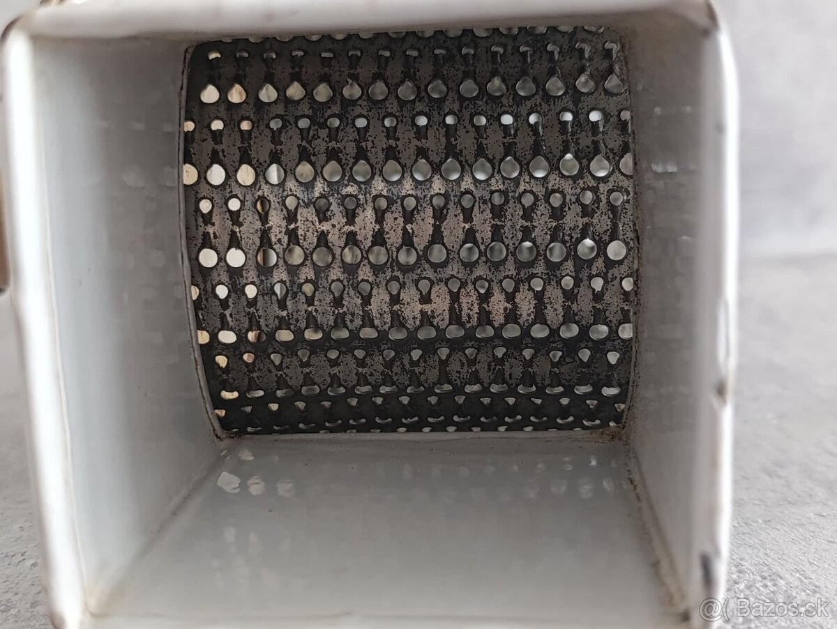 Velmi starý krásný zdobený mlynek na strouhanku JUGENDSTIL - 11