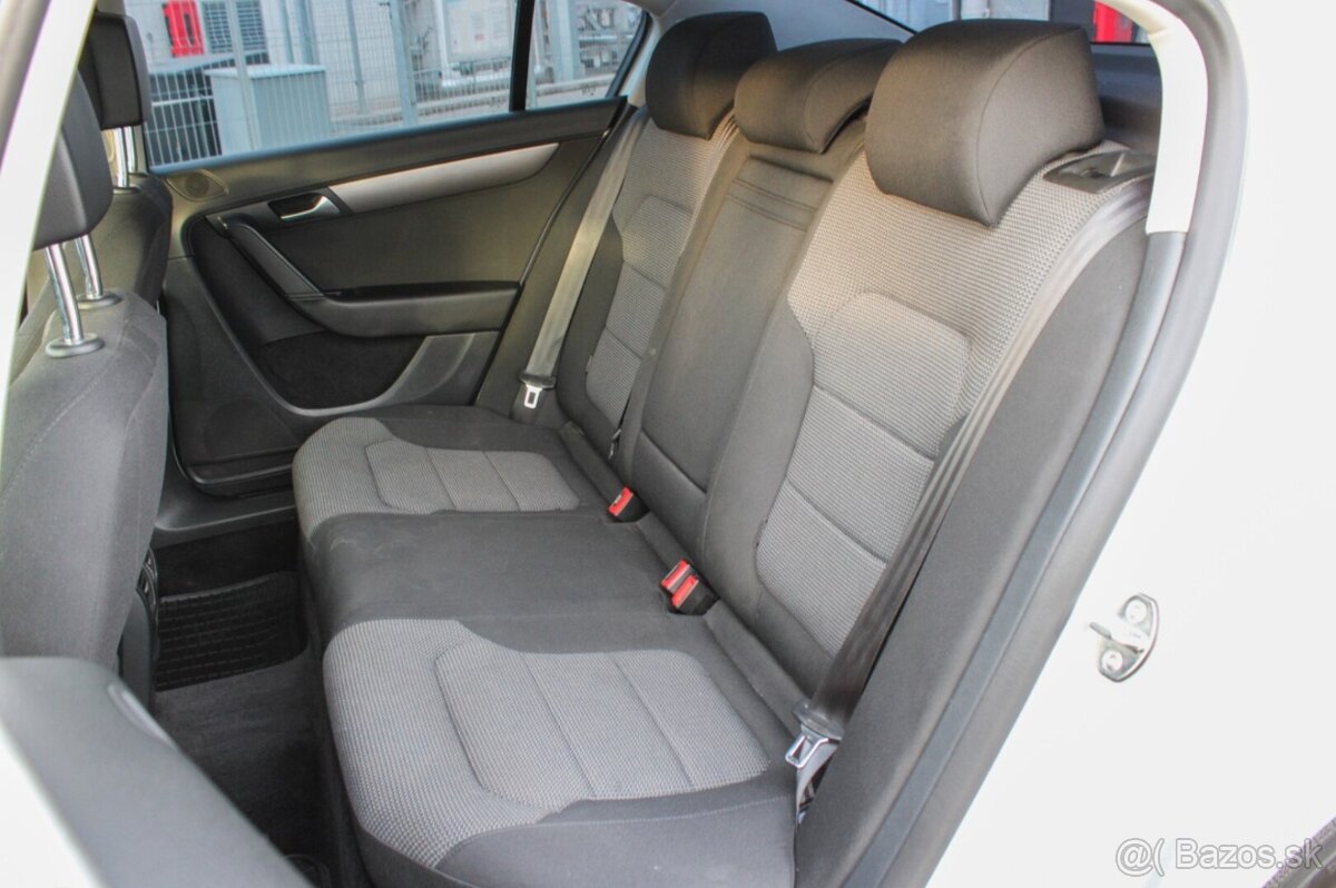 Volkswagen Passat B7 Sedan 2.0 TDI BMT - 11
