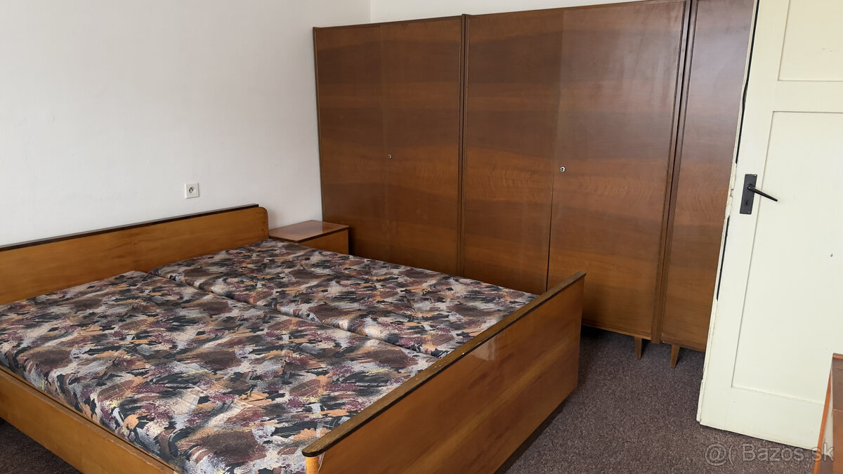 NA PREDAJ: 2i byt s balkónom v pôvodnom stave Valaská ul.TDH - 11