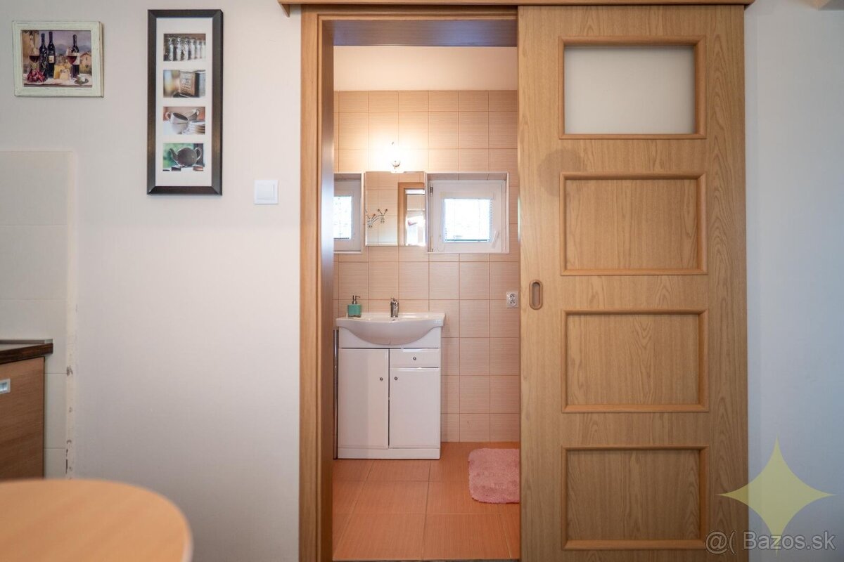 Exkluzívne na predaj krásny rodinný dom so 4mi apartmánmi s - 11