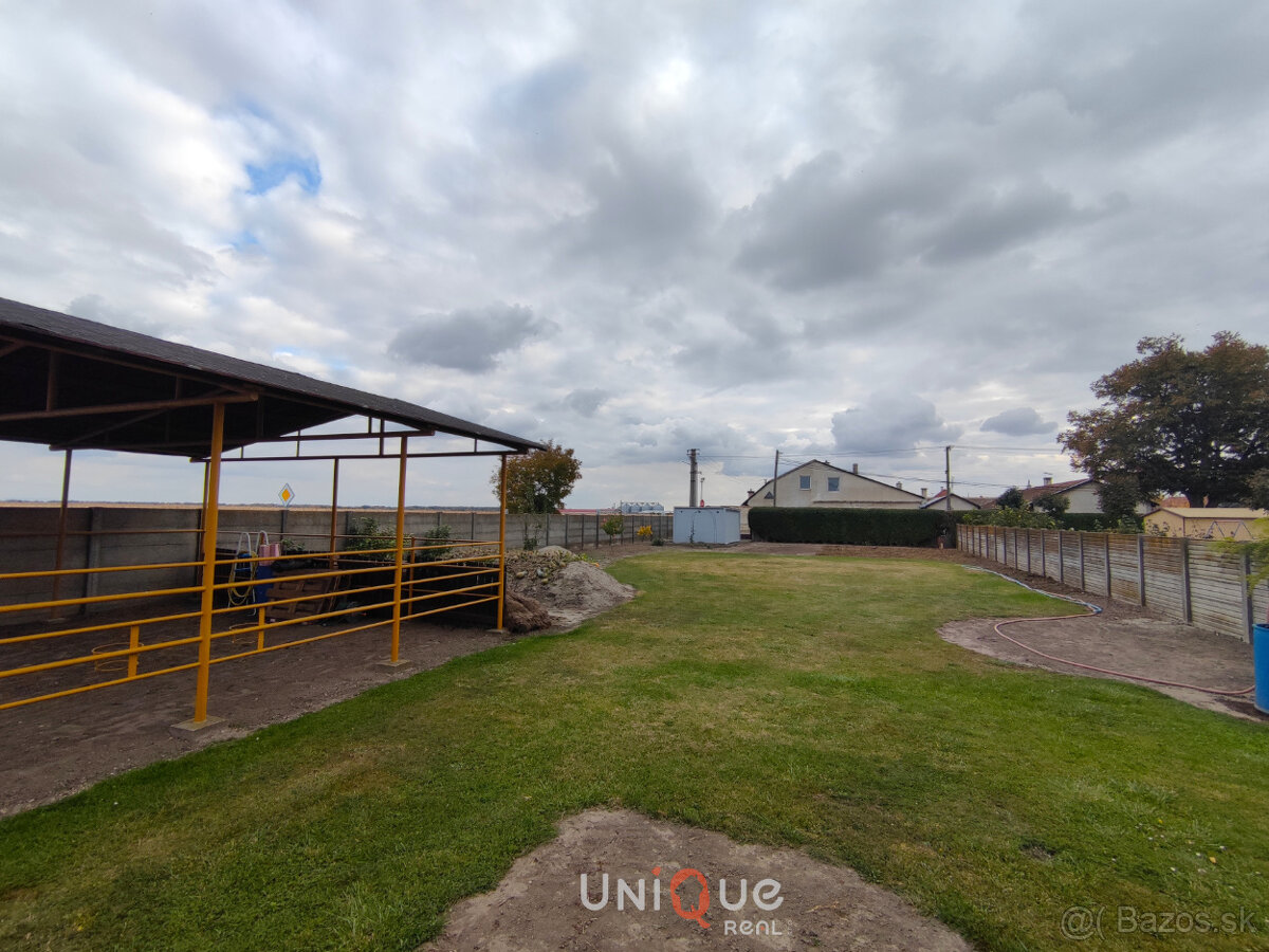 NA PREDAJ ROZOSTAVANÝ RODINNÝ DOM V ZLATNEJ NA OSTROVE - 11