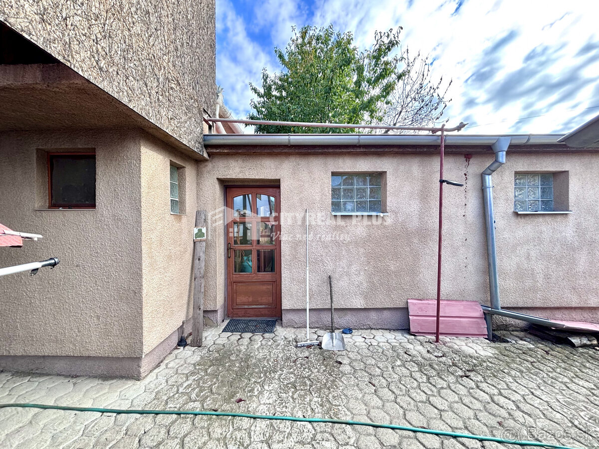 Ponúkame Vám na predaj rodinný dom s veľkým pozemkom v meste - 11