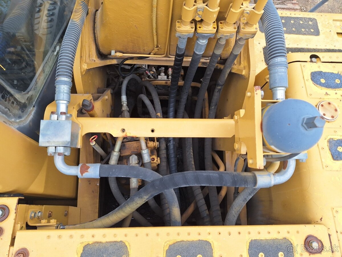 KOMATSU PC 240 LC-8 - 11