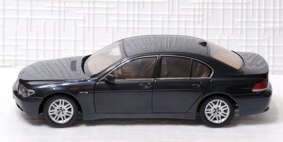 Na predaj mám model BMW 745i, e65, mierka 1:18, KYOSHO. - 11