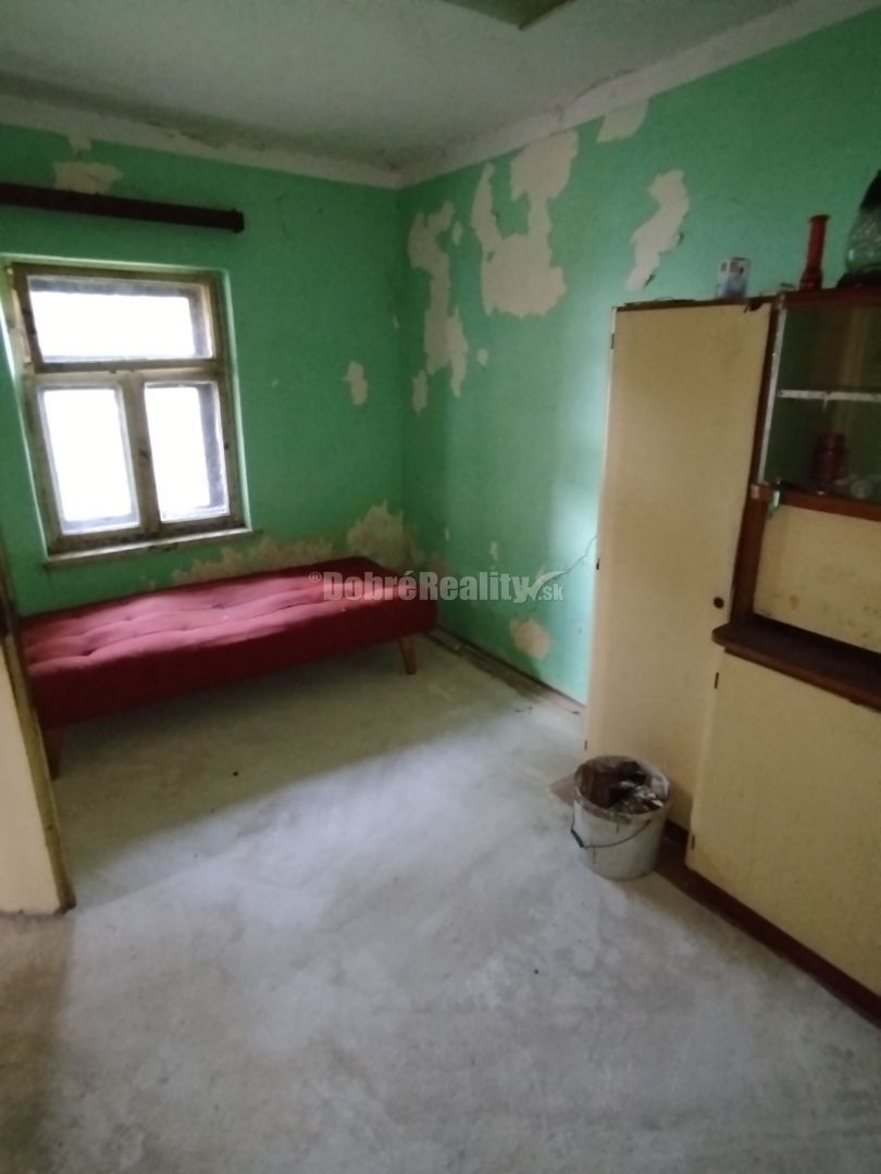 Veľký stavebný pozemok s rodinným domom v tichom prostredí . - 11