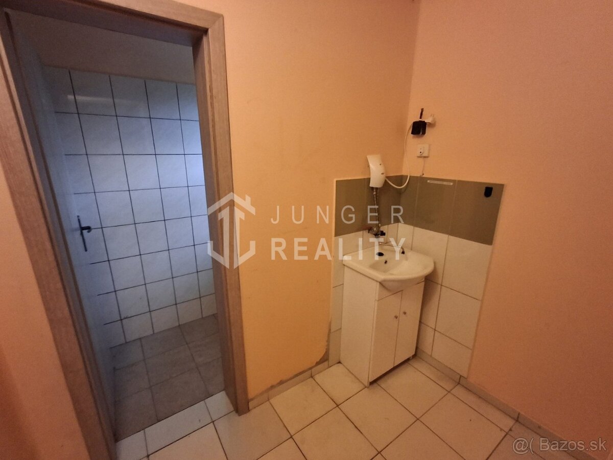 Na prenájom / predaj predajňa v Rožňave - 11