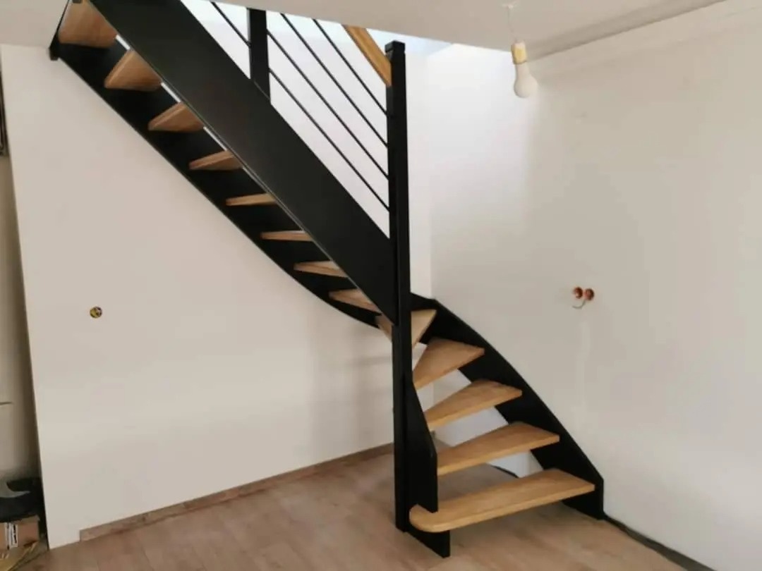 Samonosné drevené schody so zábradlím - 11
