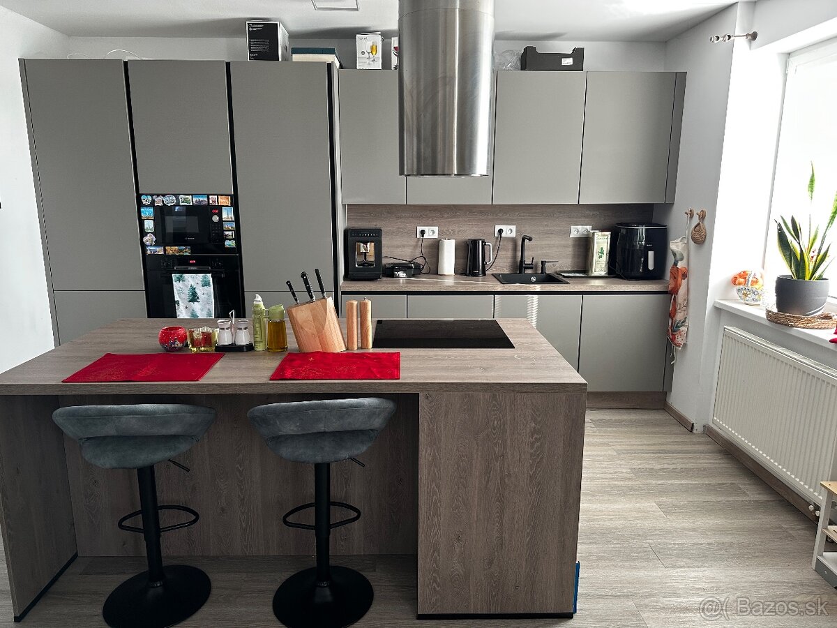 Rodinný dom s bazénom a hosťovským domom - 11