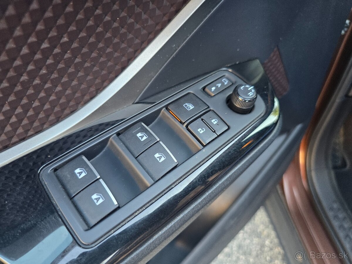 Toyota C-HR hybrid - 11