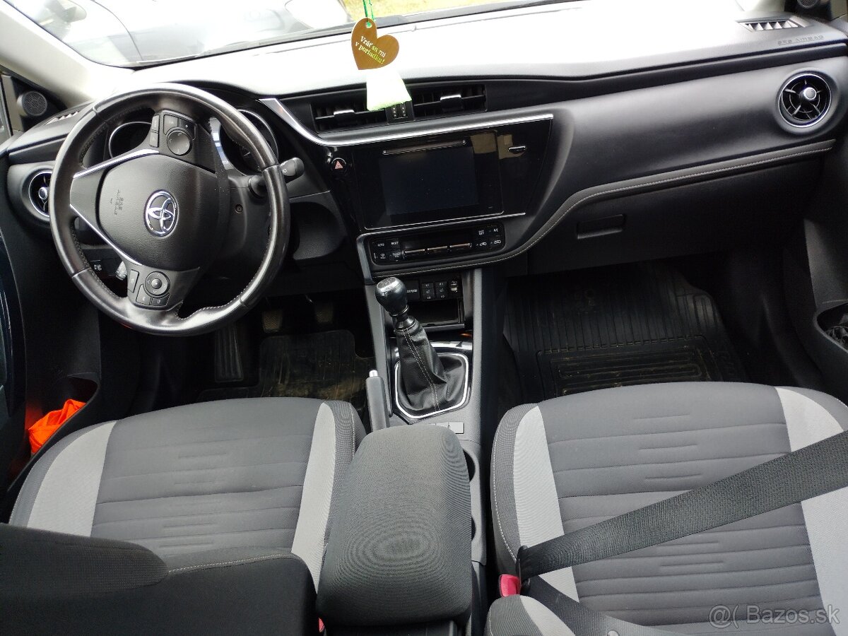 Toyota Auris Sport Touring - 11